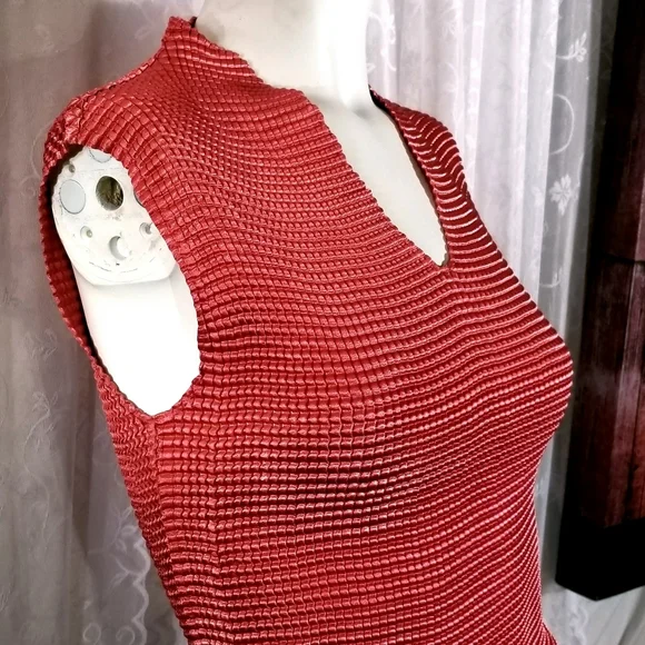 M'Anaa by Me Textured Stretch VNeck Sleeveless Top - Picture 4 of 6